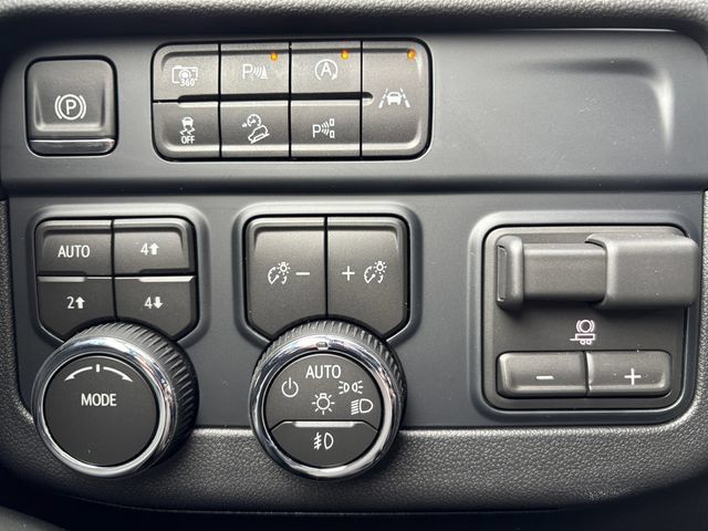 Used 2026 Chevrolet Tahoe Premier AWD/4WD image 19