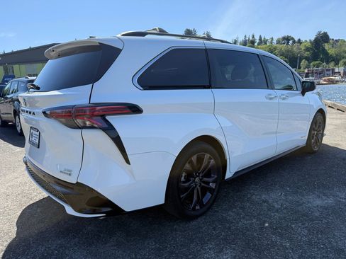 Used 2021 Toyota Sienna XSE w/ XSE Plus Package FWD image 9