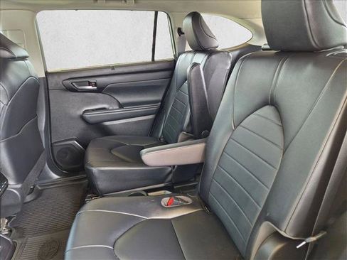 Used 2023 Toyota Highlander XLE FWD image 18