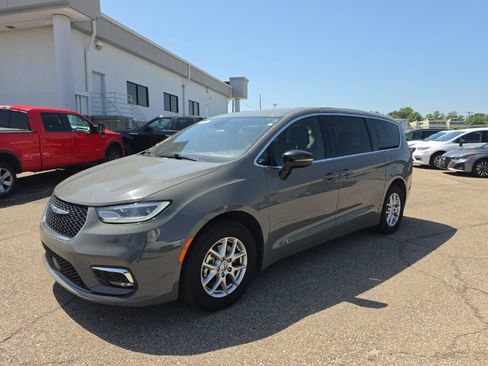 Used 2025 Chrysler Pacifica Select FWD image 3