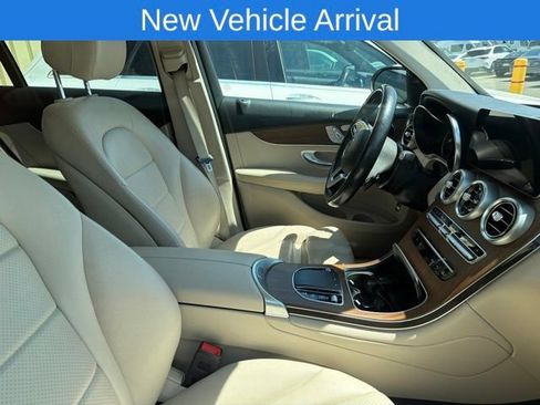 Used 2021 Mercedes-Benz GLC 300 4MATIC image 3