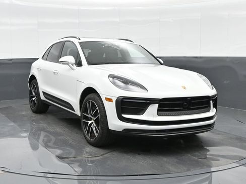 Certified 2025 Porsche Macan image 11