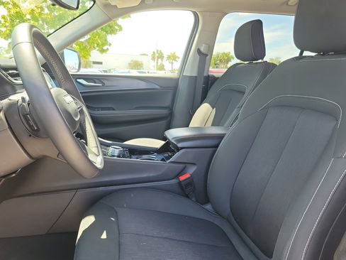 Used 2023 Jeep Grand Cherokee L Laredo image 18