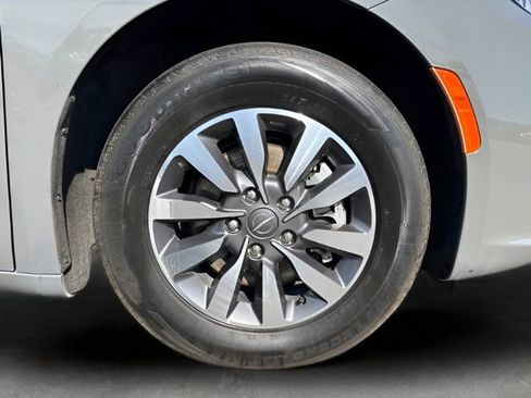 Used 2022 Chrysler Pacifica Touring-L FWD image 39