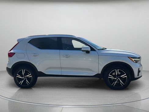 Used 2023 Volvo XC40 B5 Plus image 33