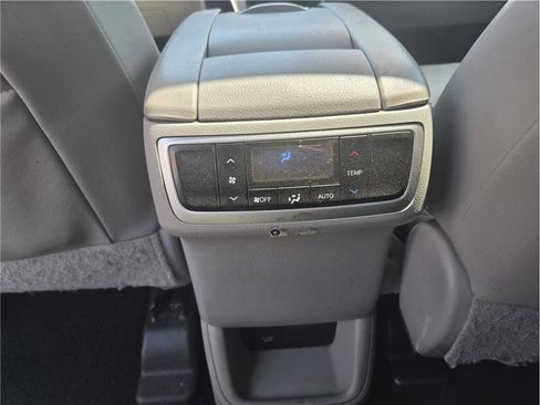 Used 2016 Toyota Highlander XLE FWD image 13