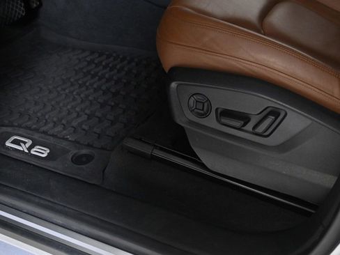 Used 2022 Audi Q8 Premium image 21