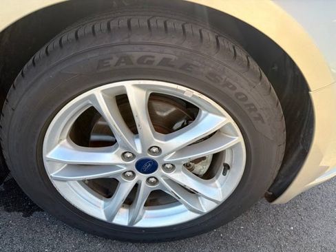 Used 2018 Ford Fusion SE w/ Fusion SE Technology Package FWD image 4