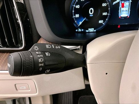 Used 2019 Volvo XC60 T5 Momentum w/ Multimedia Package AWD/4WD image 30