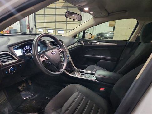 Used 2018 Ford Fusion SE w/ Fusion SE Technology Package image 26