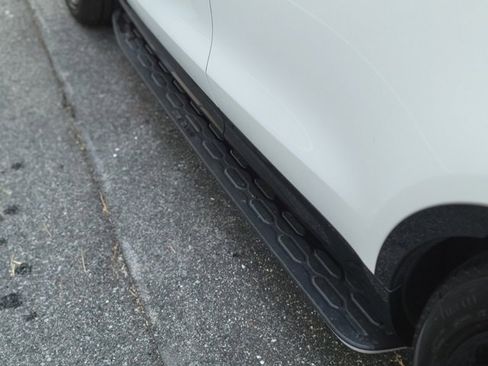 Used 2025 Land Rover Discovery Dynamic SE image 47