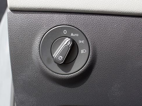 Used 2023 Volkswagen Taos SE w/ Panoramic Sunroof Package image 15