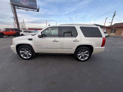 Used 2011 Cadillac Escalade Platinum image 3