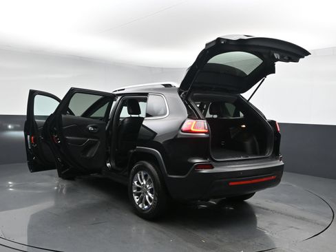 Used 2019 Jeep Cherokee Latitude Plus w/ Cold Weather Group AWD/4WD image 28