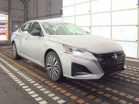 Used 2024 Nissan Altima 2.5 SV image 4