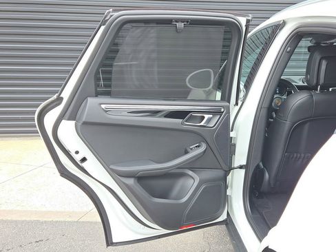 Certified 2026 Porsche Macan AWD/4WD image 17