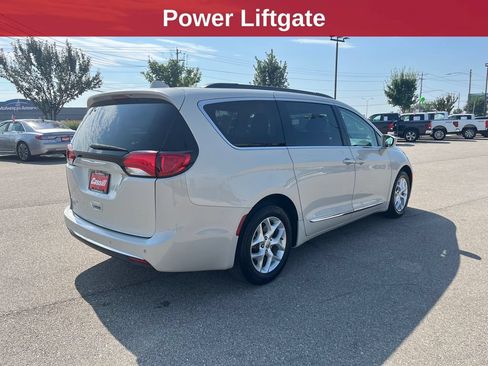 Used 2017 Chrysler Pacifica Touring-L w/ Tire & Wheel Group FWD image 5