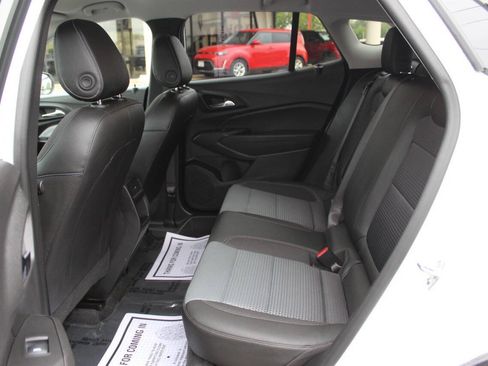 Used 2025 Chevrolet Trax LT FWD image 15