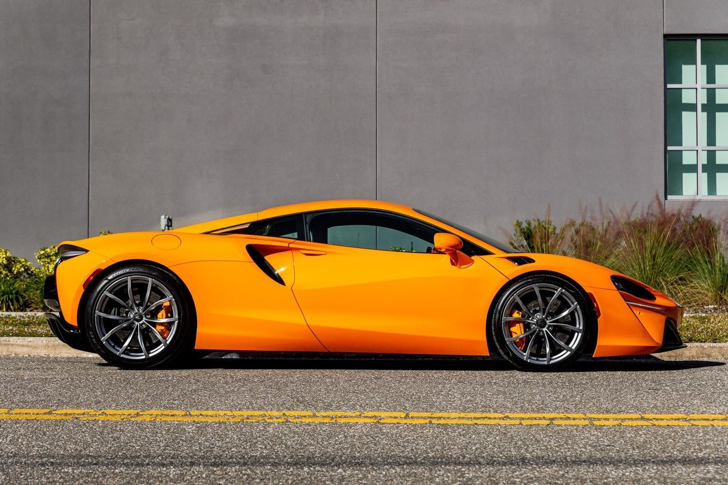 Used 2025 McLaren Artura RWD image 4