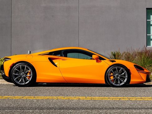 Used 2025 McLaren Artura RWD image 4