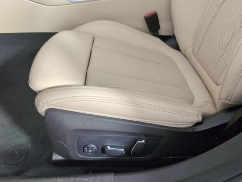 Used 2025 BMW 330i Sedan w/ Convenience Package image 11