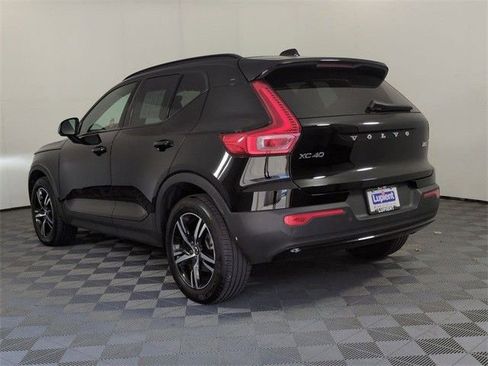 Used 2023 Volvo XC40 B5 Plus image 9