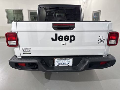 Used 2022 Jeep Gladiator Willys image 9
