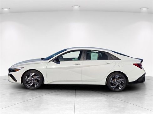 Used 2025 Hyundai Elantra Sport image 7