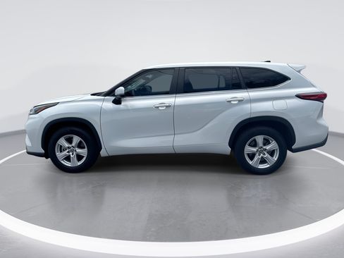 Used 2023 Toyota Highlander LE FWD image 7