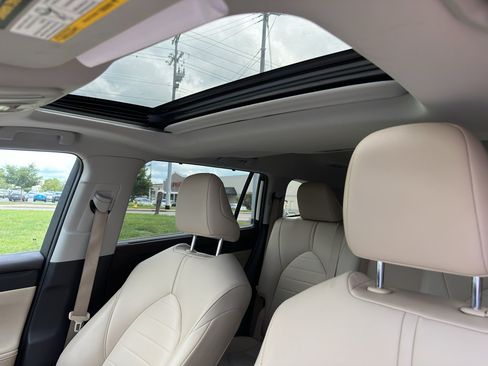 Used 2020 Toyota Highlander XLE FWD image 31