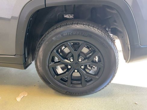 Used 2024 Jeep Grand Cherokee L Laredo image 25