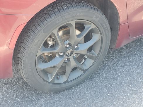 Used 2021 Chrysler Pacifica Touring-L w/ Uconnect Theater Family Group AWD/4WD image 8