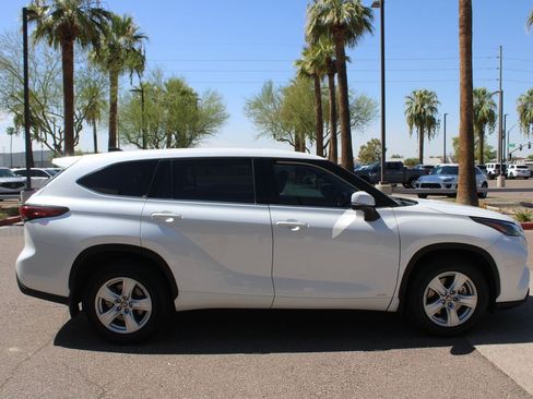 Used 2022 Toyota Highlander LE AWD/4WD image 10