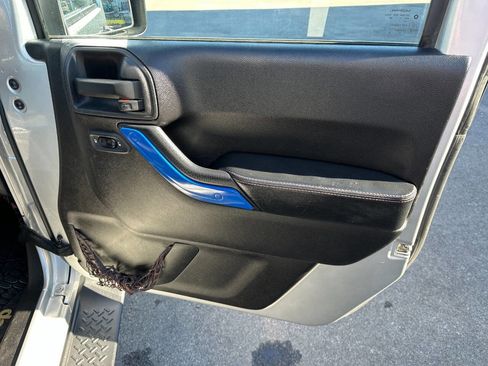 Used 2012 Jeep Wrangler Unlimited Sahara image 19