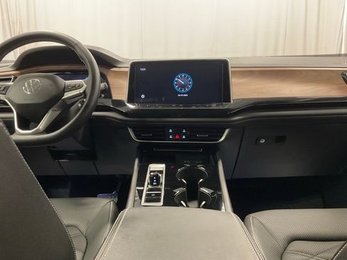 Used 2025 Volkswagen Atlas SE AWD/4WD image 7