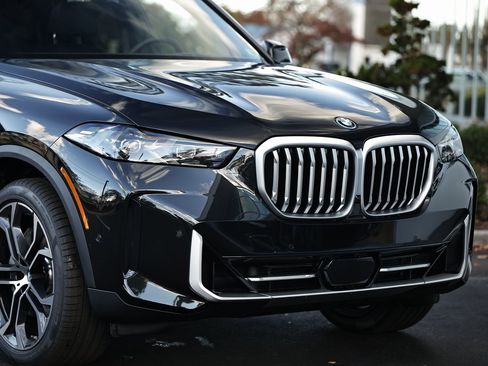 New 2026 BMW X5 xDrive50e w/ Climate Comfort Package image 2