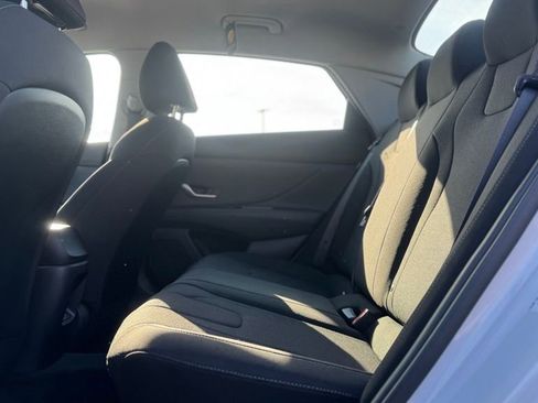Certified 2025 Hyundai Elantra SE FWD image 19