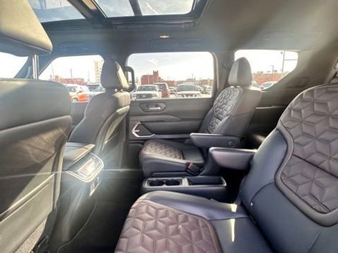 Certified 2025 Nissan Armada Platinum image 31