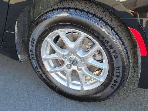 Used 2024 Chrysler Pacifica Touring-L FWD image 28
