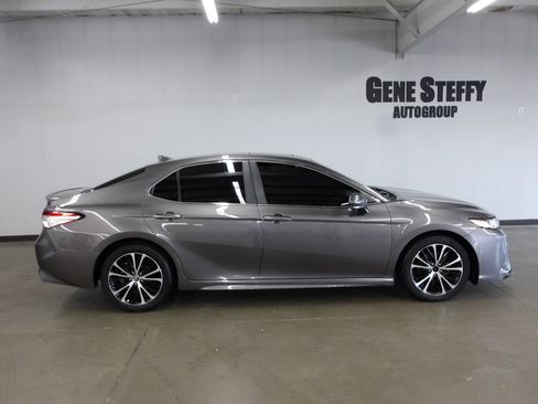 Used 2020 Toyota Camry SE w/ Convenience Package FWD image 3