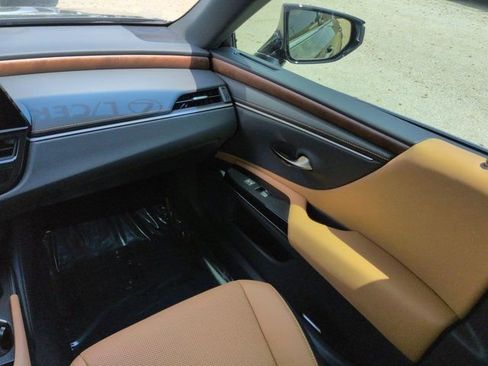 Used 2025 Lexus ES 350 w/ Premium Package FWD image 17
