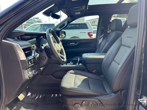 Used 2025 GMC Yukon XL Denali w/ Denali Reserve Package AWD/4WD image 13