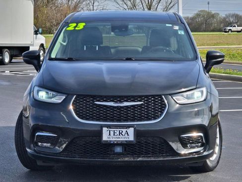 Used 2023 Chrysler Pacifica Touring-L FWD image 3