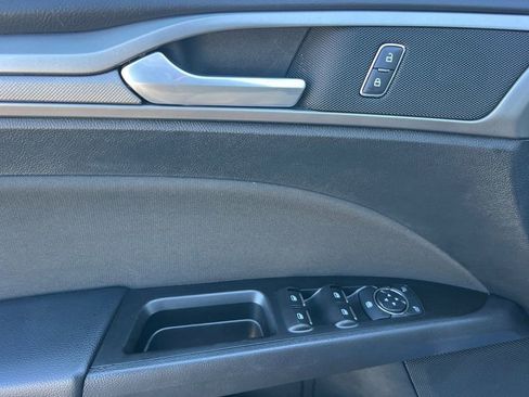 Used 2017 Ford Fusion SE w/ Fusion SE Technology Package image 13