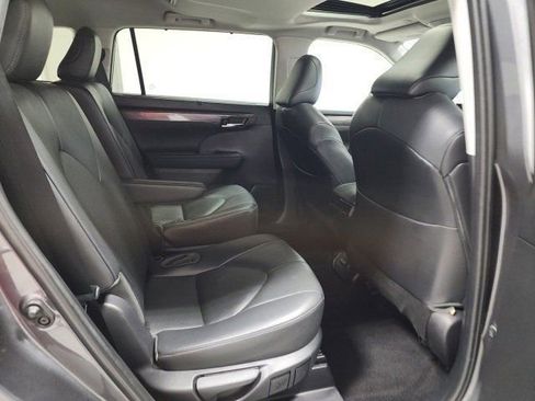 Used 2023 Toyota Highlander Limited image 14