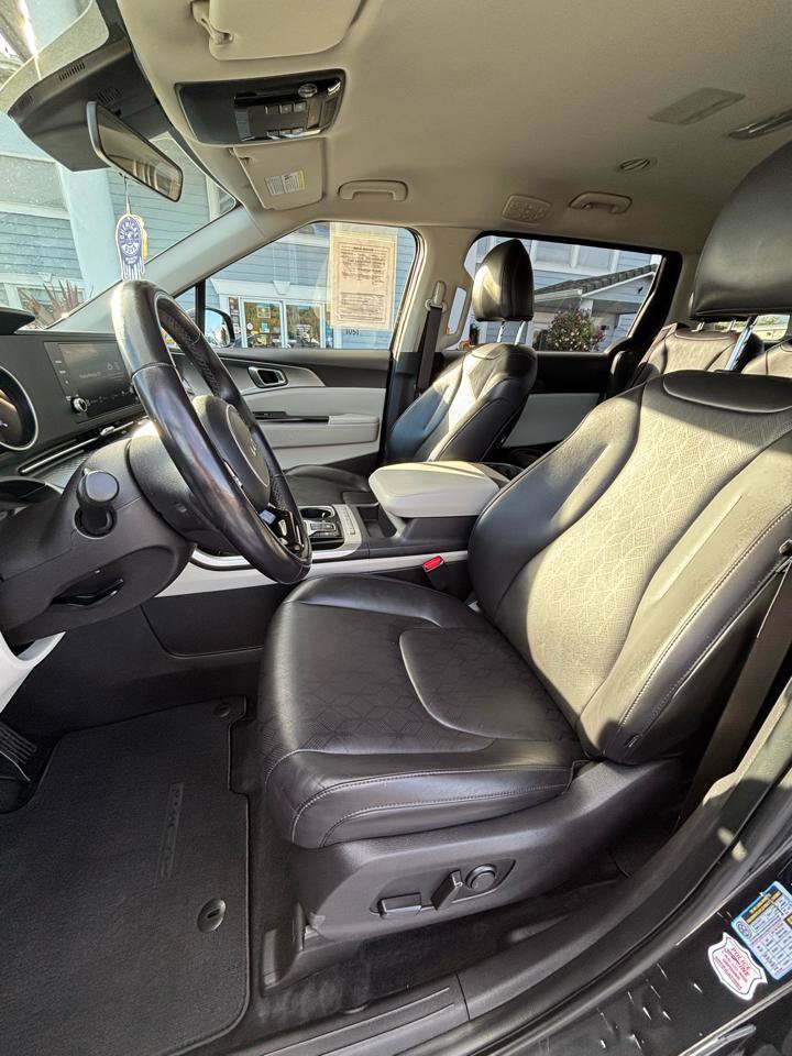 Used 2023 Kia Carnival LX FWD image 9