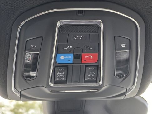 New 2025 Jeep Grand Cherokee Altitude image 24