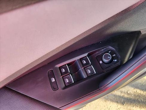 Used 2025 Volkswagen Jetta SE w/ Sunroof Package image 27