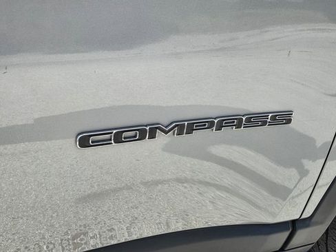 Used 2022 Jeep Compass Latitude FWD image 5