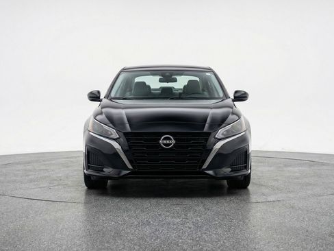 Used 2025 Nissan Altima 2.5 SV FWD image 2